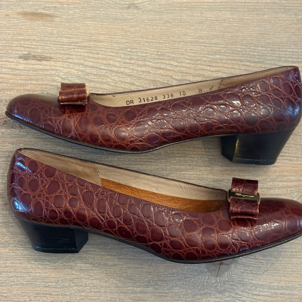 Salvatore Ferragamo Vara Croc-Embossed leather Bow Flats with Gold Plaque - Picture 4 of 11